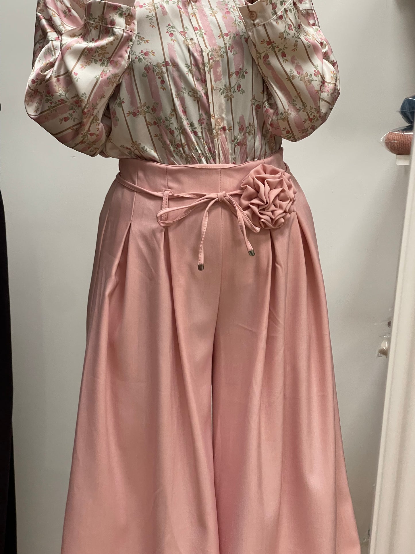 Pantalone con spilla primavera