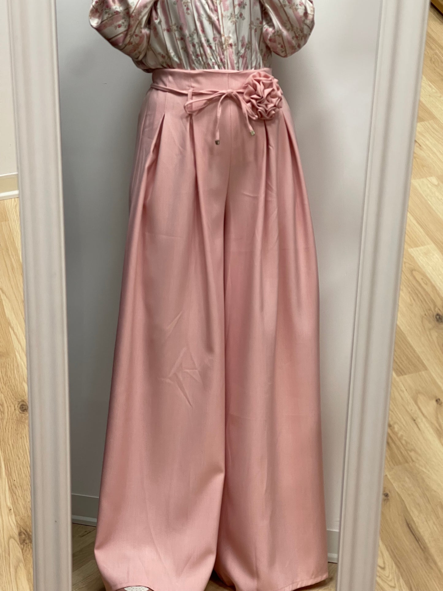 Pantalone con spilla primavera