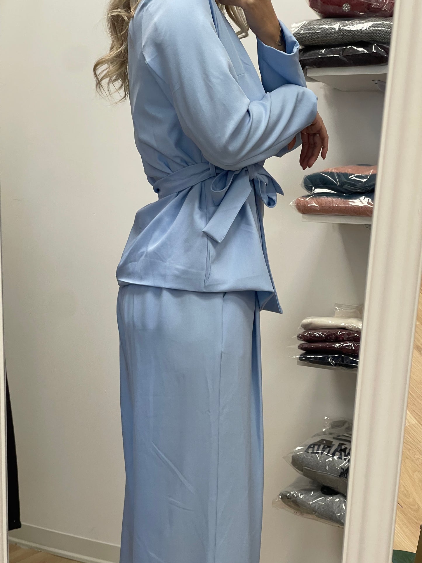 Tailleur con cintura fiocco