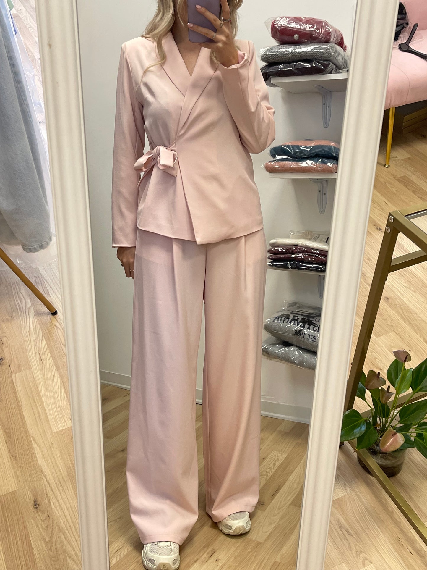 Tailleur con cintura fiocco