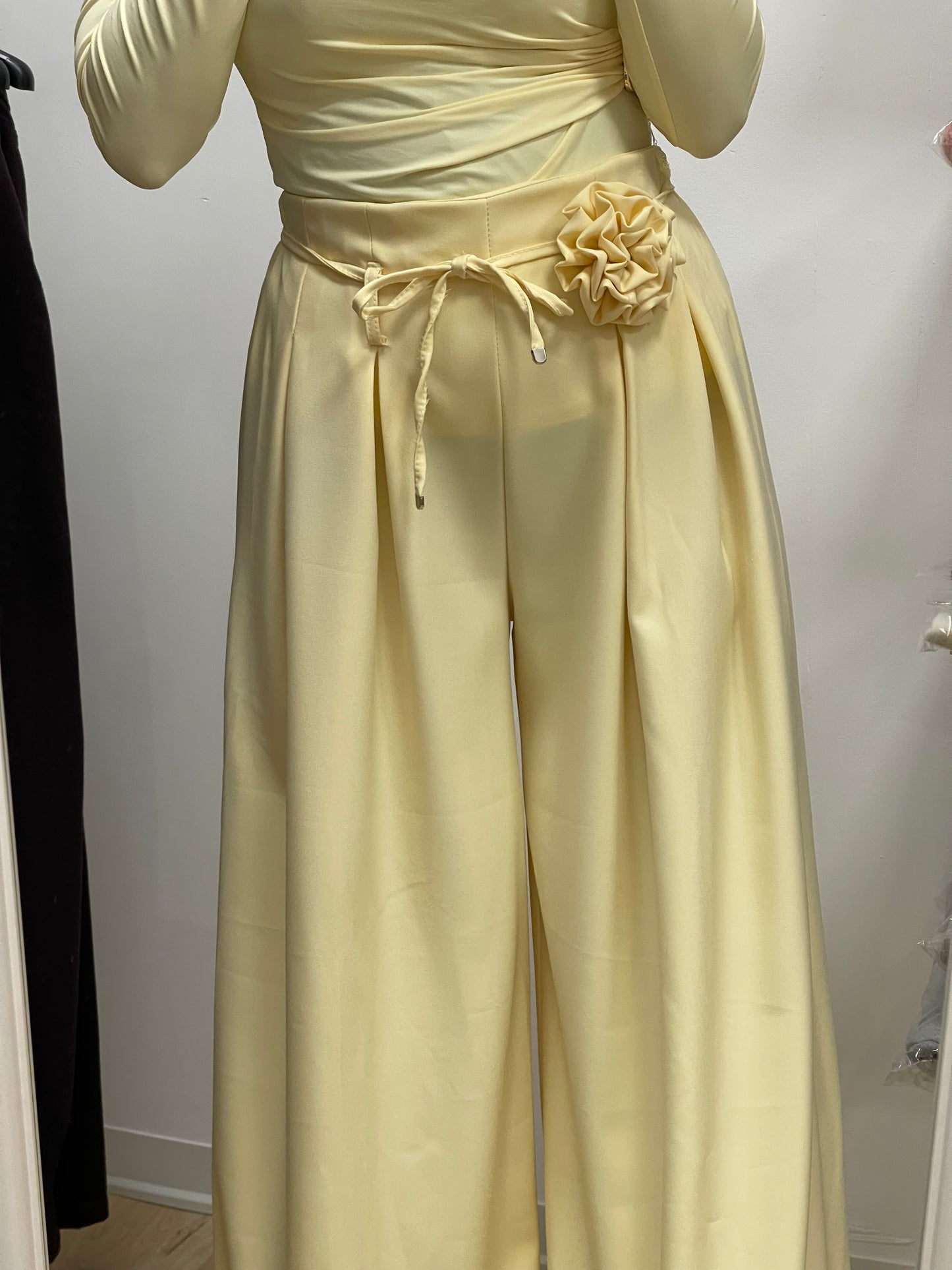 Pantalone con spilla primavera