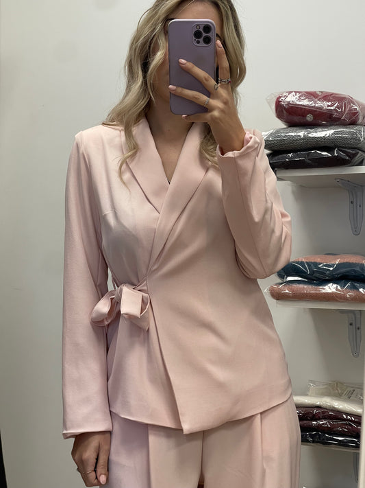 Tailleur con cintura fiocco
